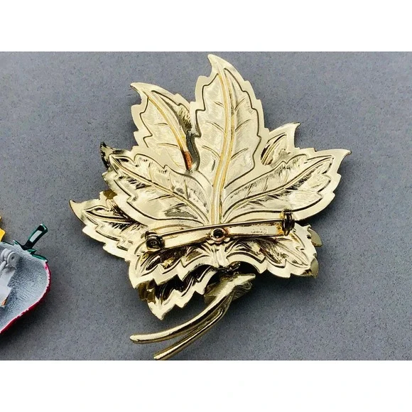 Vintage Gold Tone Brooch Pin Lot of 5 Butterfly Leaf Strawberry Teddy Bear Fan - Picture 4 of 12